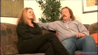 Horny milf ជាមួយ jugs ធំទទួលបានសូរដោយប្អូនប្រុសរបស់នាងនៅក្នុងច្បាប់អនុញ្ញាតឱ្យគាត់ជាដើមនៅលើរបស់នាងធំសុដន់