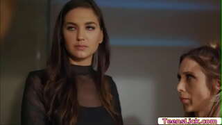 Charlotte Стокли қанағаттандырады оның қажеттіліктерін, және ол тіпті көмектеседі Сильвии Сайдж