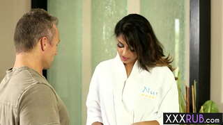 Sexy babe Sophia Leone knielde en nam dick na de massage