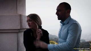 Жігіт үлкен мүшесі трахает бедную қызды, ол cums