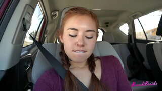 فاحشه هیجان زده نمی تواند به توقف بازی با گربه در ماشین و عمومی: Brandibraids