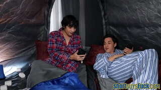 Busty گرم ، کوگر کی طرف سے گولہ باری مختصر لوگوں میں تینوں cumshot تک