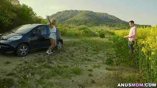 Qershi dha Sam lëngshëm blowjob dhe një qiri në prapanicë saj për atë që kishte