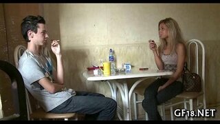 Rapaz senta-se e olha Rapaz senta-se e olha