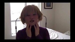 Žena kladie na ženy maska hrá s robertkem