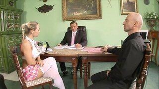 Kaksi kiimainen opettajien rangaista tuhma college babe Mia Leonen iso juggers