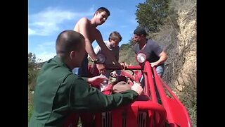 Perverzní černá floozie Kelly Starr s velkýma kozama si užívá, když čtyři nadržení chlapi strčil ji v její otvory