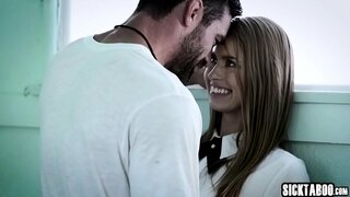 Sexy babe sucer gros pénis dur