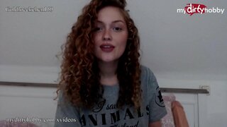 Το ζεστό γερμανικό ερασιτεχνικό μωρό χρησιμοποιεί ένα χοντρό δονητή για να τεντώσει το σφιχτό μουνί της και βογκάει δυνατά μέχρι να cums