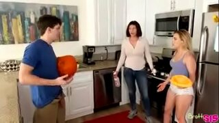 Kahaki ki stepsister i te mama kei te mahi i te kāinga labore