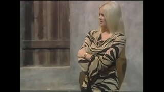 Big bokong pirang asu Hannah Harper nyedot lan kawin koki lemak kontol ing restaurant